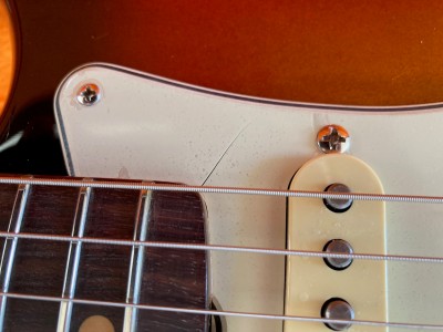 Pickguard cassé 1.jpg