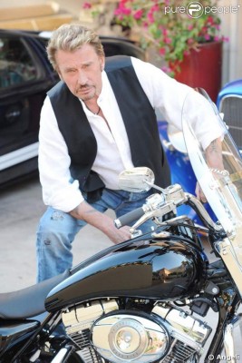 57155-johnny-hallyday-et-sa-harley-davidson-637x0-1.jpg